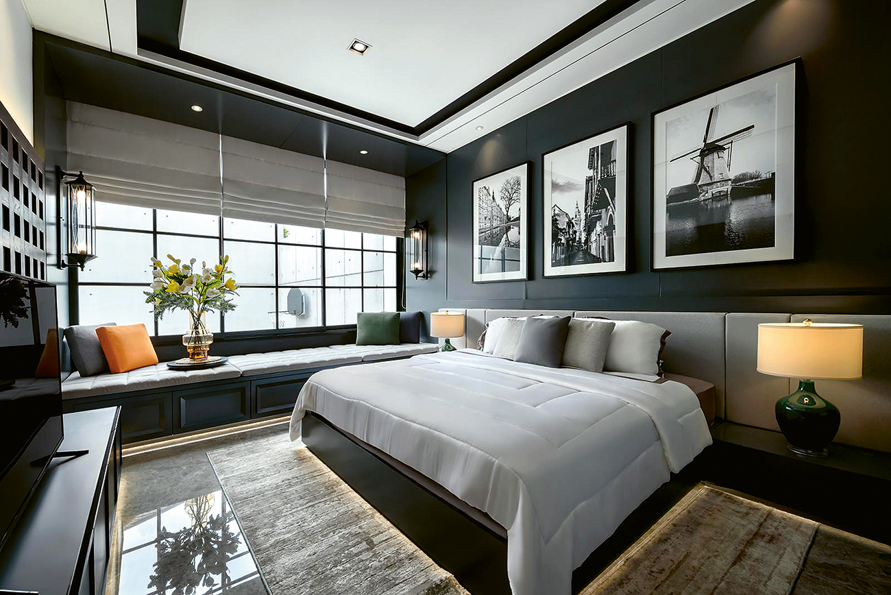 BLEND WITH NATURE; Jendela besar membuat ruangan berlimpah cahaya di siang hari dan mendapatkan view taman nan hijau. Antara lain, pada master bedroom dan ruang keluarga.