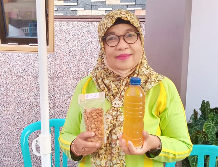 Nanik Yuliati (63) pensiunan guru yang kini menjadi ketua kelompok Precet Mewah nasabah Mekaar Cabang Blitar, Jawa Timur. - Image