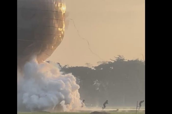 empat remaja mengalami luka-luka akibat balon udara raksasa meledak di area persawahan Dusun Muneng Tengah, Desa Tengah, Kecamatan Balon, Kabupaten Ponorogo, Senin (13/5). - Image