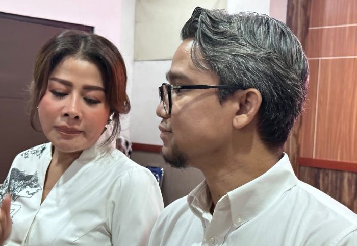 Asrilia dan Satrio kompak kenakan baju putih saat daftar Pilkada Surabaya jalur non partai di KPU Surabaya. - Image