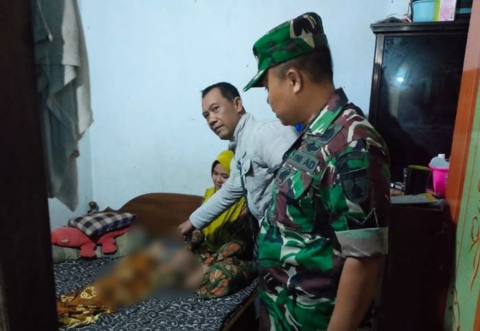 Inafis Polres Tulungagung lakukan olah TKP meninggalnya anak 3 tahun yang diduga dianiaya ayahnya. - Image