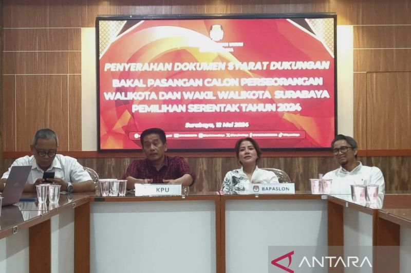 Pasangan bakal calon Wali Kota dan Wakil Wali Kota Surabaya Asrilia Kurniati-Satria Wicaksono mendaftarkan diri ke kantor KPU Kota Surabaya - Image