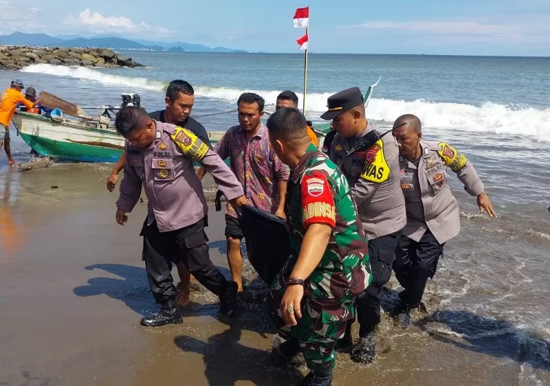 Evakuasi korban banjir bandang Padangpanjang yang ditemukan oleh nelayan mengambang di laut Muaro Anai, Pasir Jambak, Padang. - Image
