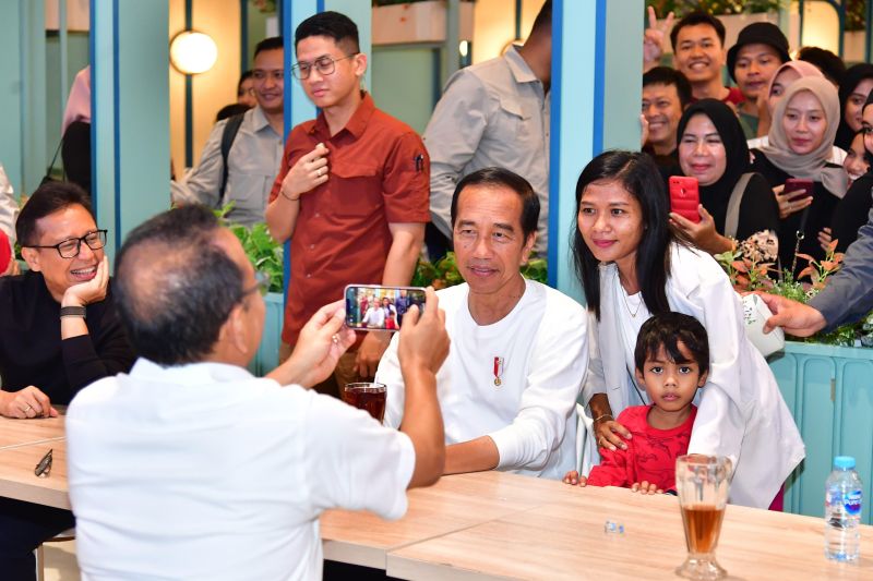 Presiden Joko Widodo berfoto bersama dengan masyarakat di salah satu pusat perbelanjaan di Kota Kendari, Sulawesi Tenggara, Minggu (12/5/2024) - Image