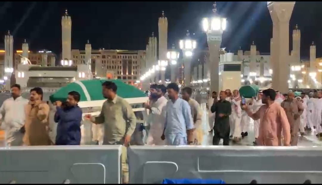 DISALATKAN: Para jamaah haji yang meninggal di Madinah dibawa ke Masjid Nabawi untuk disalatkan sebelum dimakamkan. Foto merupakan jenazah jamaah lain, bukan Supian. - Image
