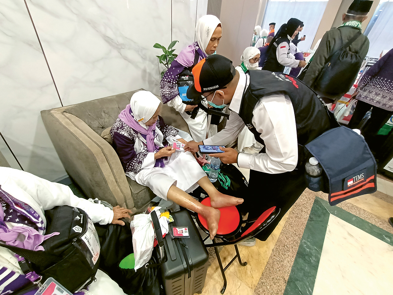 DITANGANI: Petugas kesehatan memeriksa kondisi Irawang Amade, 72, di Hotel Jewar Taiba, Madinah, Senin (13/5). - Image