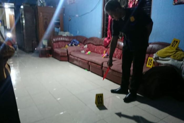 Polisi lakukan olah TKP pembunuhan balita oleh ayah kandung di Desa Blimbing, Tulungagung, Senin (13/5). - Image