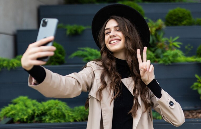 Ilustrasi orang selfie. (Freepik/diana.grytsku) - Image
