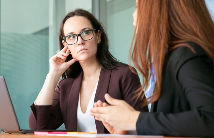 Ilustrasi perempuan yang memiliki ego besar (freepik/pch.vector) - Image