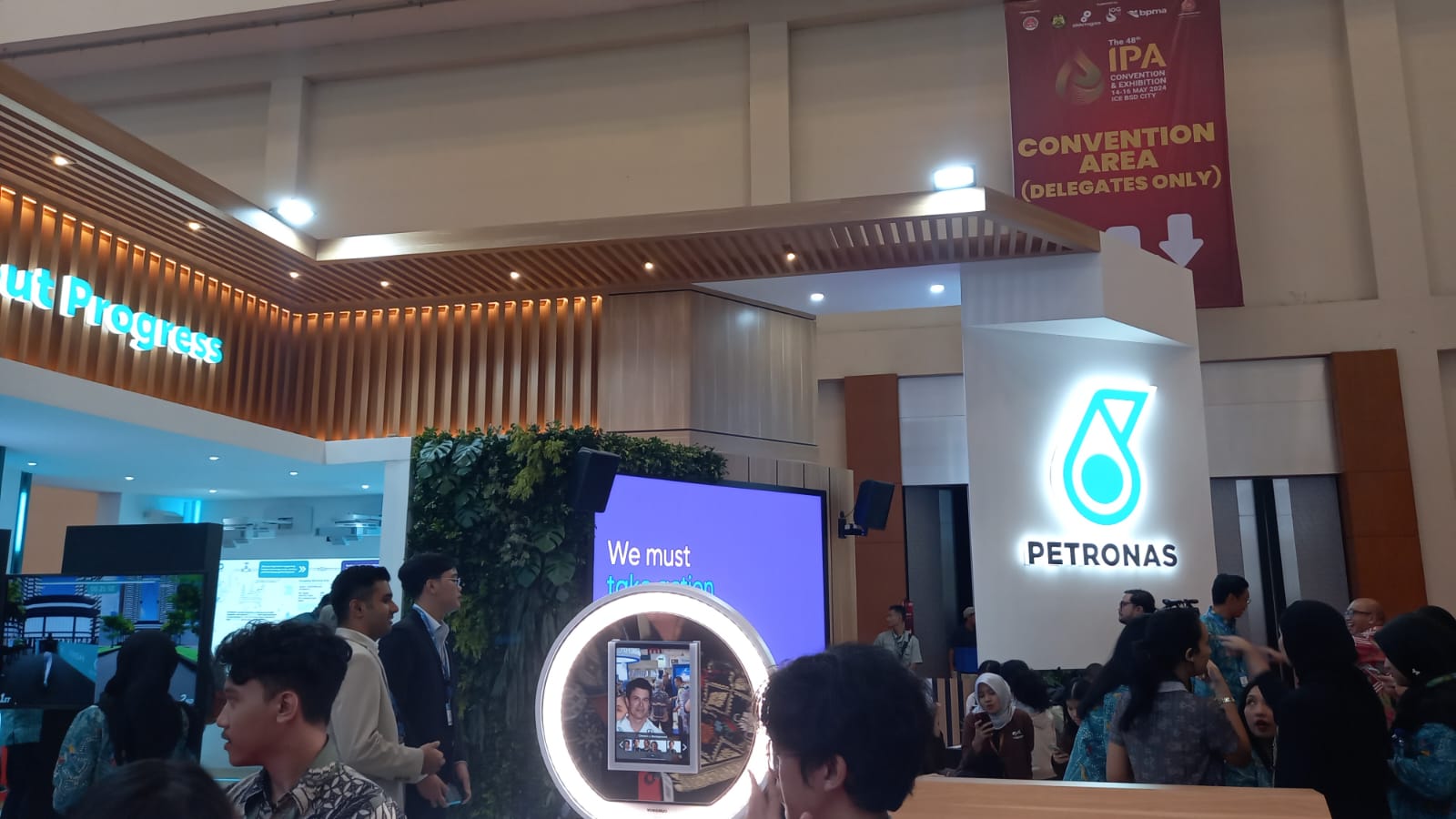 Booth Petronas di IPA Convex yang berlangsung di ICE BSD Tangerang, Selasa (14/5).