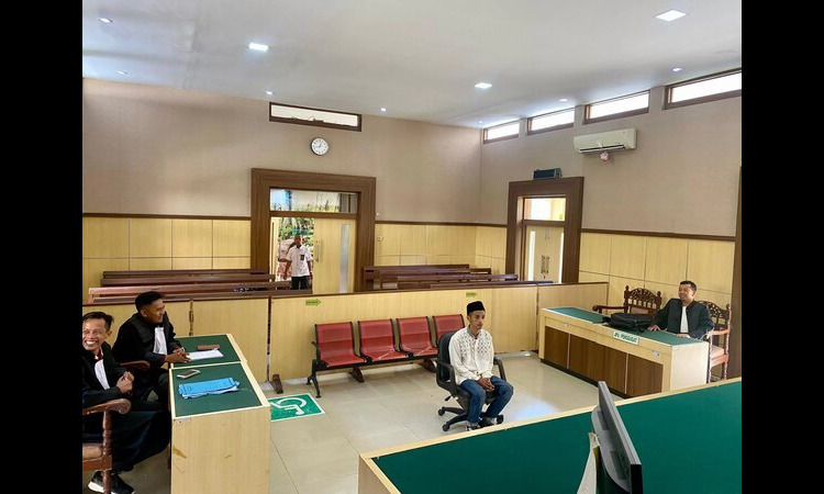 Terdakwa Angga Lukman Hakim (tengah) saat sedang menjalani sidang di Pengadilan Negeri Pamekasan pada hari Senin (13/5) kemarin. /Moh. Iqbal Afgani/Radar Madura - Image