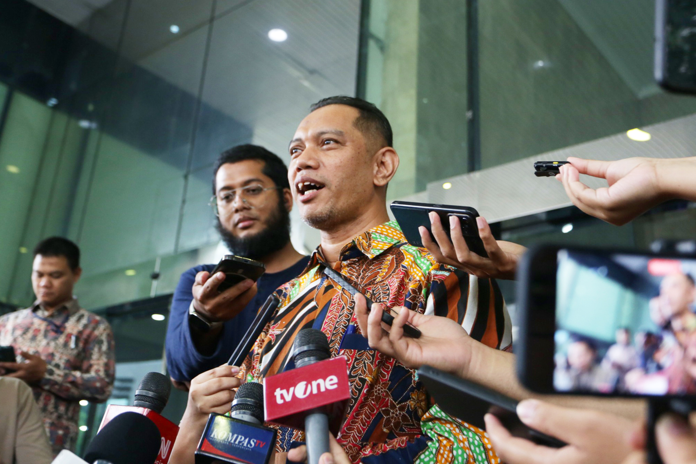 Wakil Ketua KPK Nurul Ghufron usai menjalani sidang dugaan pelanggaran etik oleh Dewas KPK di gedung ACLC KPK, Jakarta, Selasa (14/5/2024). Diketahui, Nurul Ghufron dilaporkan ke Dewas KPK atas dugaan pelanggaran etik lantaran membantu mutasi pegawai Keme - Image