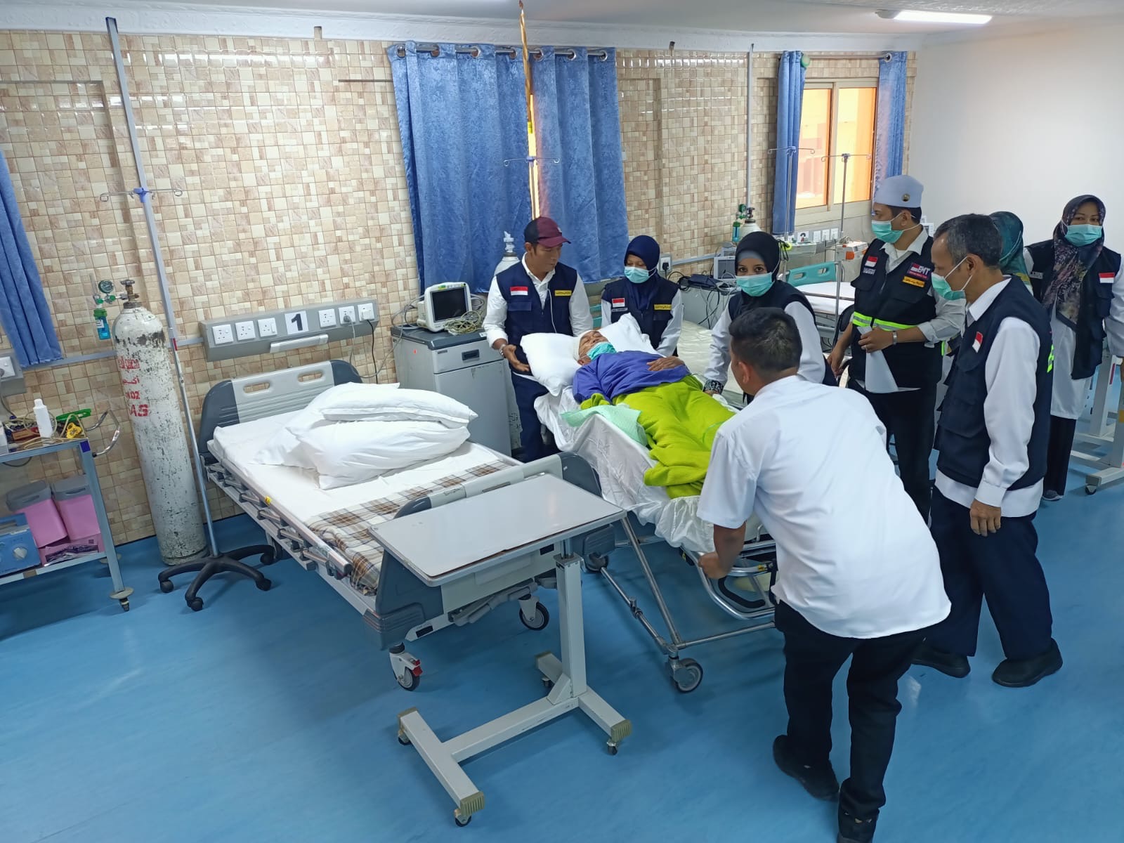 PENANGANAN: Dokter dan tim medis sedang menangani salah satu jamaah haji yang menjalani perawatan di KKHI Arab Saudi pada Selasa (14/5) - Image