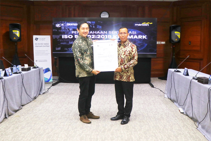 Direktur Keuangan dan StrategiBank Mandiri Sigit Prastowo menerima sertifikasi ISO 56002 Kitemark atas penerapan sistem manajemen inovasi yang telah sesuai dengan standar internasional. - Image