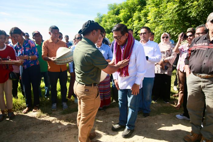 Direktur Utama Petrokimia Gresik Dwi Satriyo Annurogo saat menghadiri panen raya The Rice Harvest Ceremony bersama Presiden Timor Leste di Kabupaten Baucau, Timor Leste. - Image