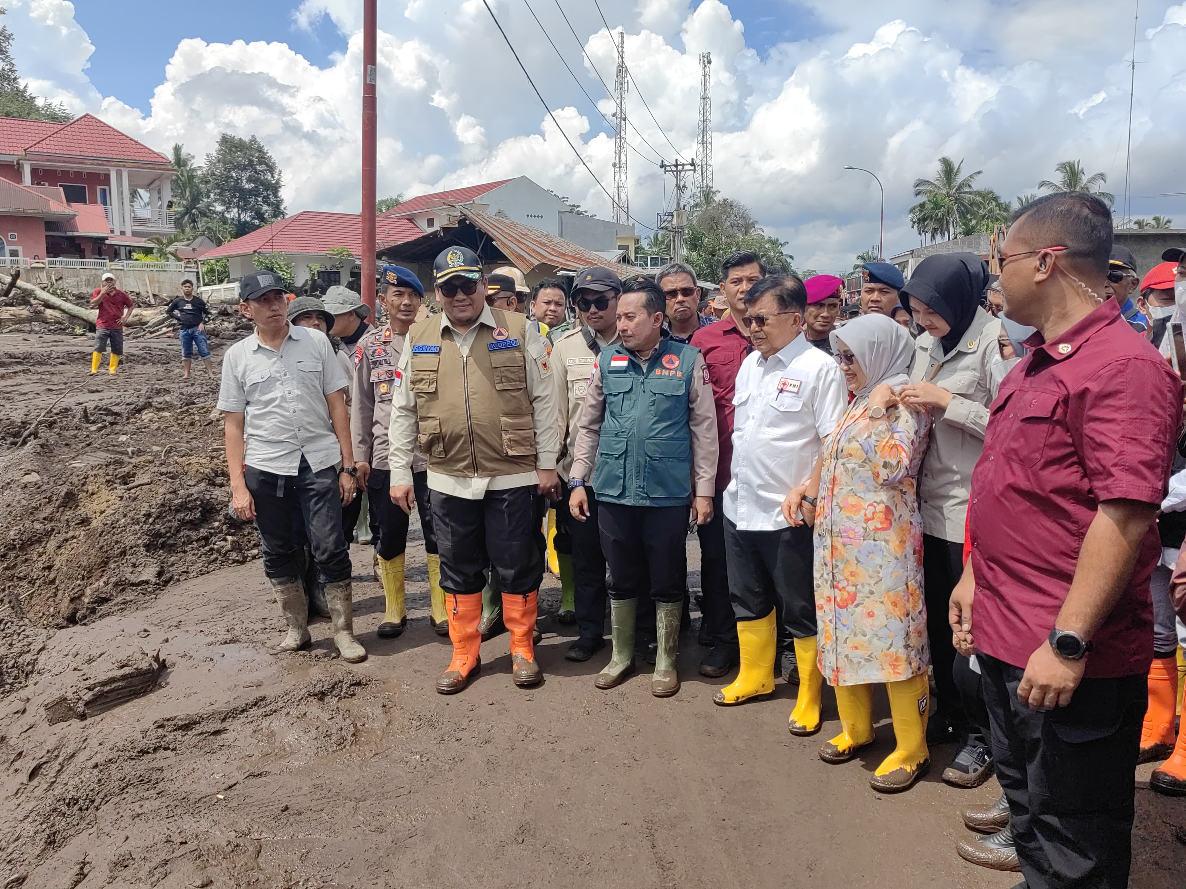 Ketua Umum PMI Jusuf Kalla (baju putih) meninjau lokasi banjir bandang di Provinsi Sumatera Barat. - Image