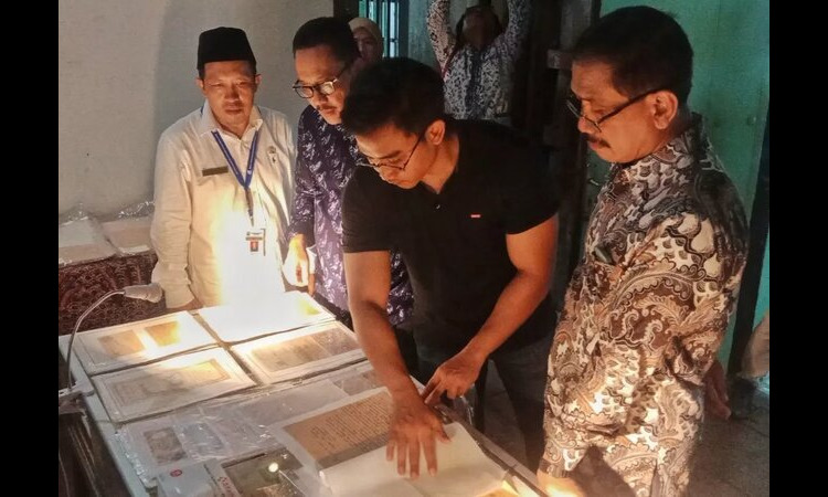 Proses verifikasi arsip Batik Tulis Lasem di Museum Nyah Lasem oleh tim dari ANRI beberapa waktu lalu./Vachri Rinaldy/Radar Kudus - Image