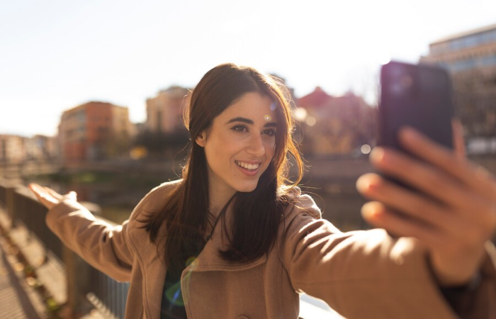 Ilustrasi orang selfie (Freepik) - Image