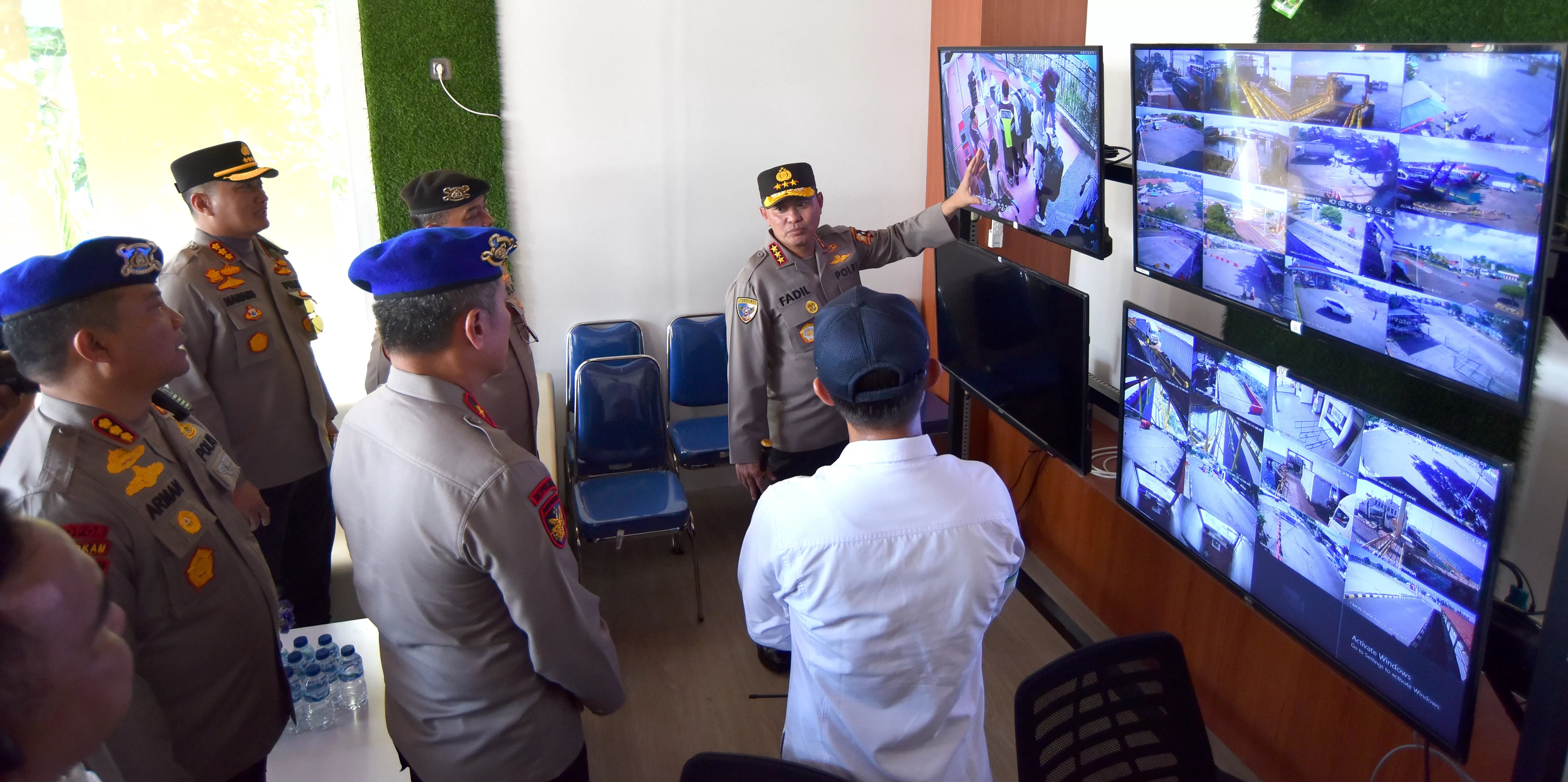 SIDAK RUANG MONITORING mengecek pergerakan penumpang kapal lewat layar monitor di ASDP Ketapang, Jumat (10/5). (Ramada Kusuma/Radar Banyuwangi) - Image