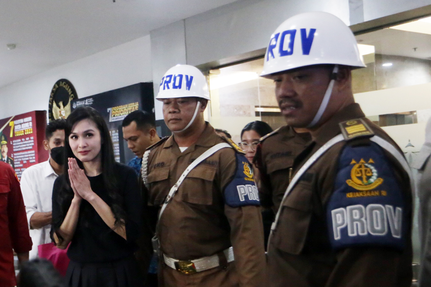 Artis Sandra Dewi usai menjalani pemeriksaan di Gedung Kejaksaan Agung, Jakarta, Rabu (15/5/2024). - Image