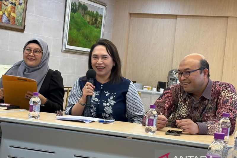 Kuasa Usaha Ad Interim KBRI Seoul Zelda Wulan Kartika (tengah) dan Koordinator Fungsi Protokol dan Konsuler KBRI Seoul Teuku Zulkaryadi (kanan) menemui delegasi wartawan Indonesia. - Image