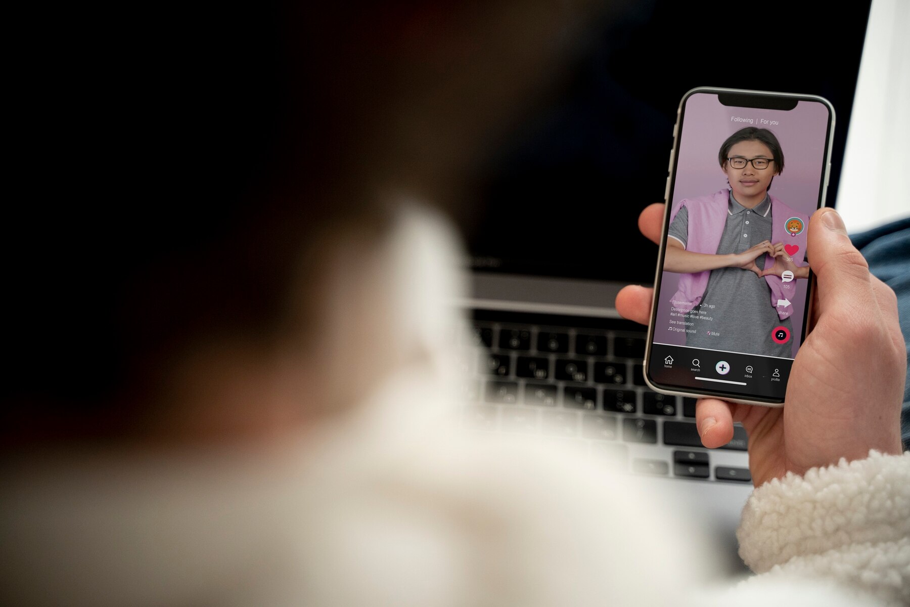 Ilustrasi seorang yang sedang scrolling TikTok. /Sumber Foto: (Freepik) - Image