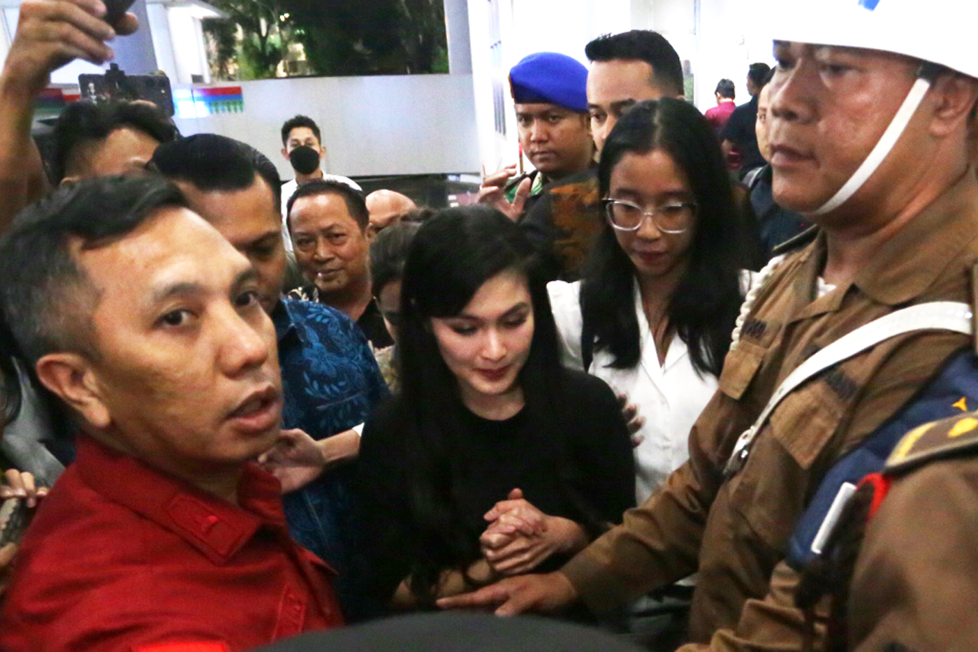 Artis Sandra Dewi usai menjalani pemeriksaan di Gedung Kejaksaan Agung, Jakarta, Rabu (15/5/2024). - Image