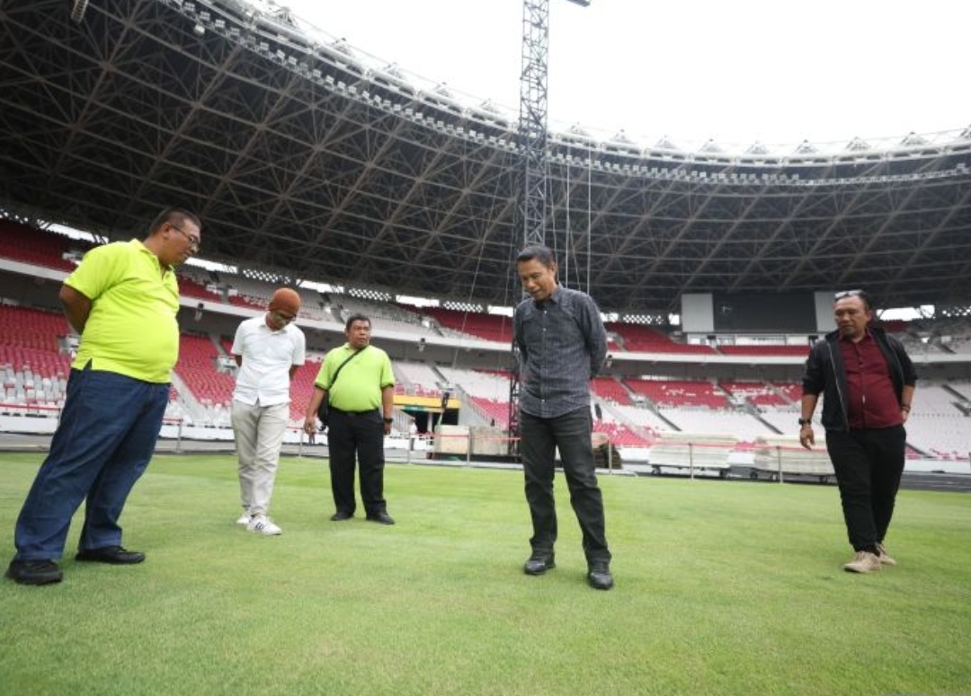 Sekretaris Jenderal (Sekjen) PSSI Yunus Nusi saat mengecek kondisi rumput Stadion Utama Gelora Bung Karno (SUGBK), Jakarta, pada Selasa sore - Image