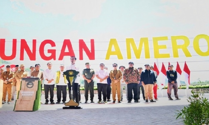 Presiden Joko Widodo meresmikan Bendungan Ameroro yang terletak di Kabupaten Konawe, Provinsi Sulawesi Tenggara, pada Selasa (14/5). - Image