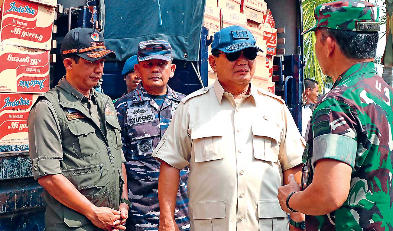 UNTUK KEMANUSIAAN: Menhan Prabowo Subianto menyerahkan bantuan untuk korban bencana di Sumbar di Bandara Internasional Minangkabau (BIM), Kamis (16/5). - Image