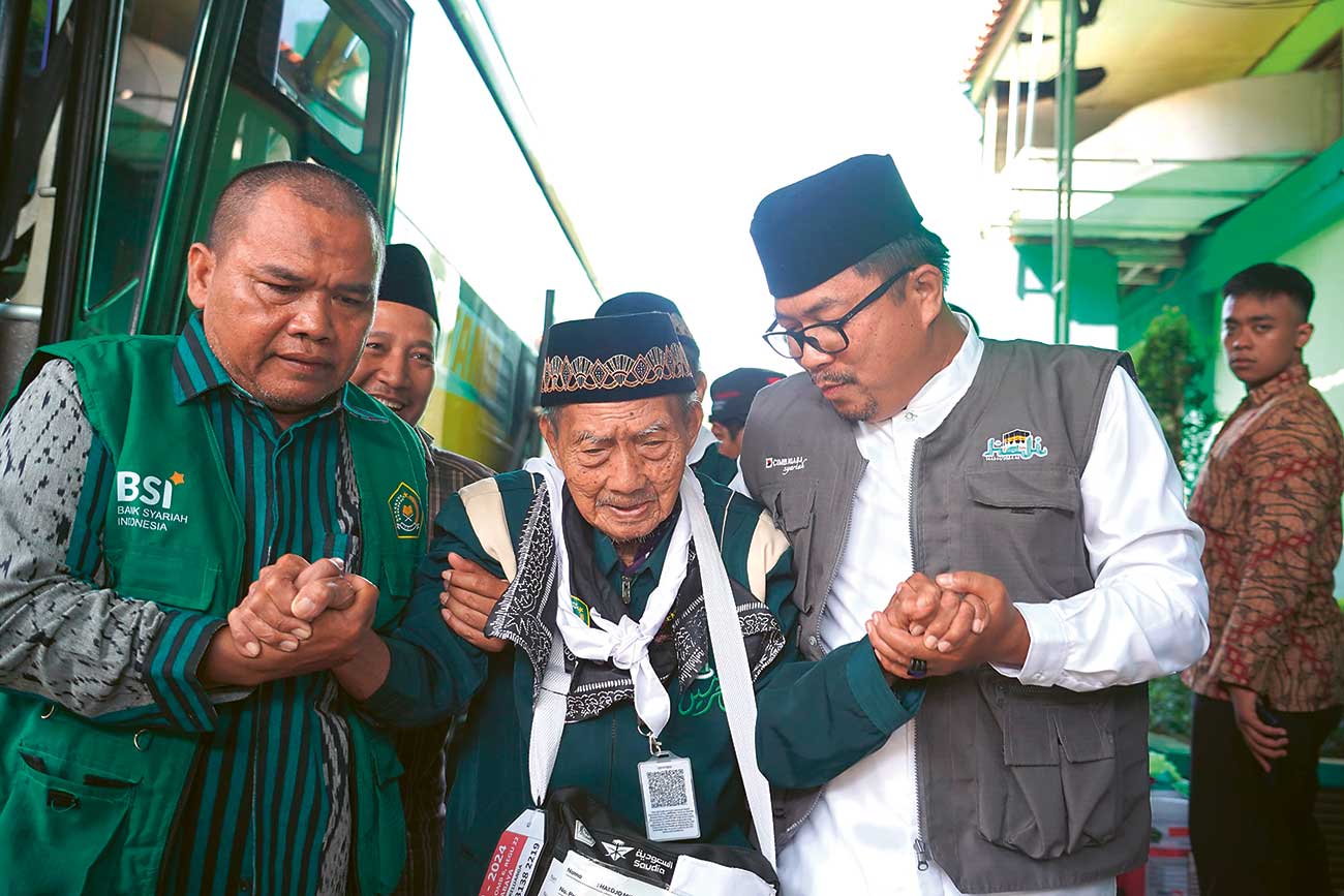 USIA SATU ABAD LEBIH: Hardjo Mislan (tengah) di Asrama Haji Sukolio, Surabaya, didampingi Kepala UPTD Asrama Haji Embarkasi Subaraya Gartaman (kiri) dan Kepala Kantor Kemenag Ponorogo Muhammad Nurhuda - Image