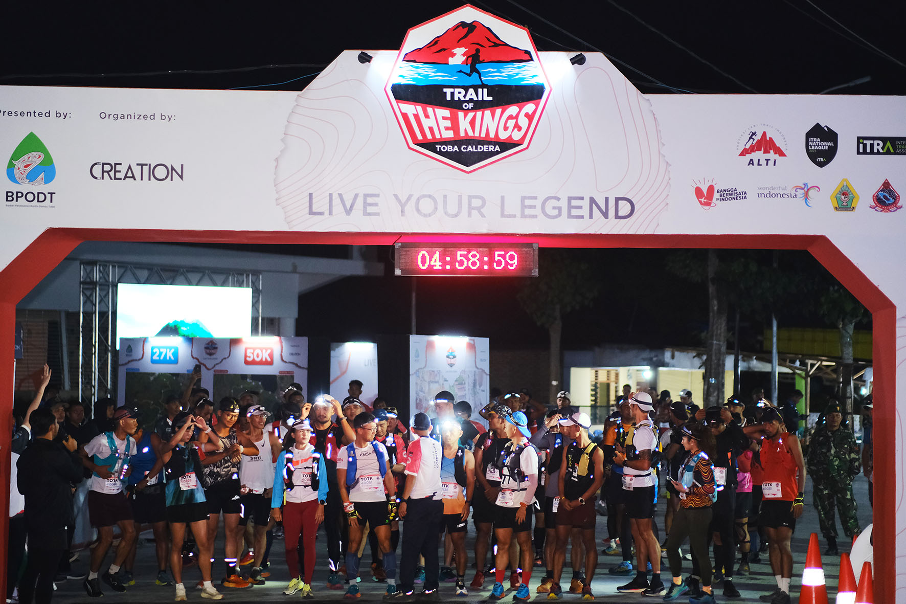 Sebanyak 736 pelari dari 12 negara mengikuti event lari lintas alam berstandar internasional, Trail of The Kings (TOTK) 2024 Zero Edition. - Image