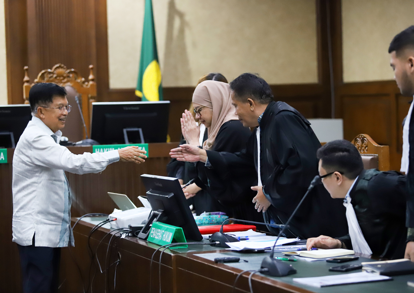 Terdakwa kasus dugaan korupsi LNG atau gas alam cair Karen Galaila Agustiawan memberikan salam kepada saksi mantan Wakil Presiden Jusuf Kalla dalam sidang lanjutan di Pengadilan Tipikor, Jakarta, Kamis (16/5/2024). - Image