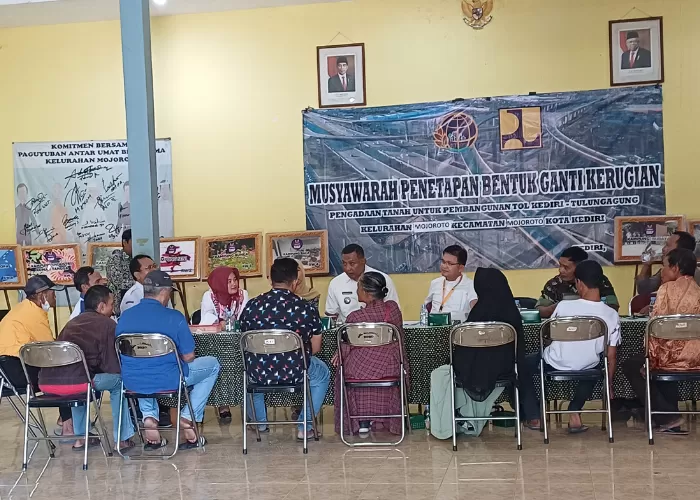 suasana musyawarah ketiga kelurahan Mojoroto (Foto: Ayu Ismawati/JPRK) - Image