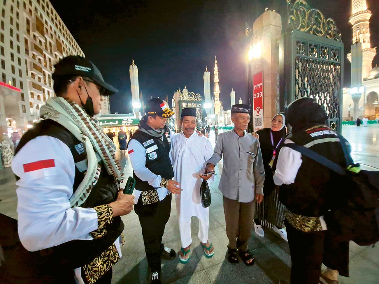 DIANTAR BALIK: Petugas haji mengantar seorang jemaah haji yang sempat kebingungan pulang saat berada di area Masjid Nabawi, Madinah, Kamis (16/5) malam Waktu Arab Saudi. - Image