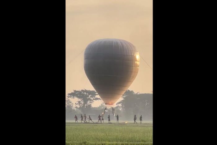 Tangkap layar video insiden balon udara meledak di Desa Muneng, Ponorogo, Senin (13/5). - Image