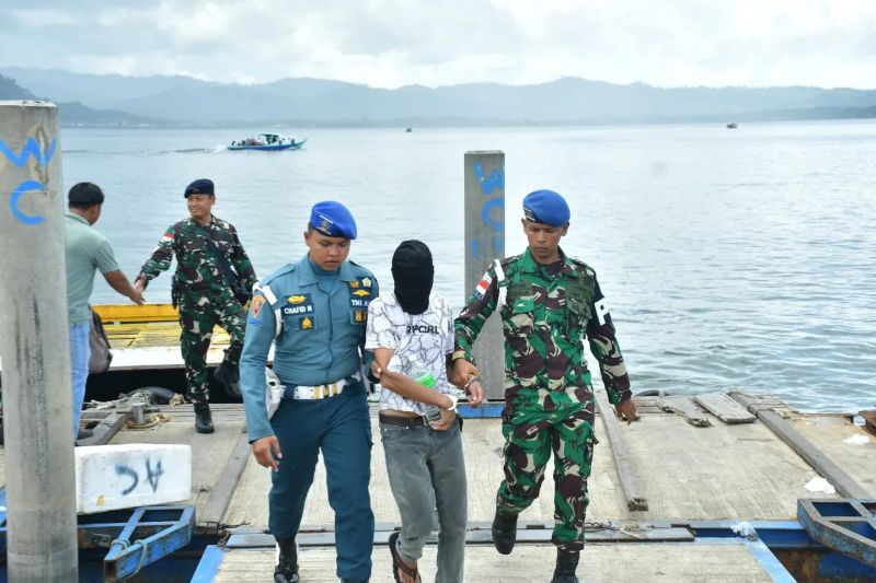 Tim Gabungan TNI AL berhasil menggagalkan upaya penyelundupan narkoba jalur laut asal Tawau, Malaysia dengan mengamankan sabu seberat 142 gram dan seorang kurir berinisial WP. - Image