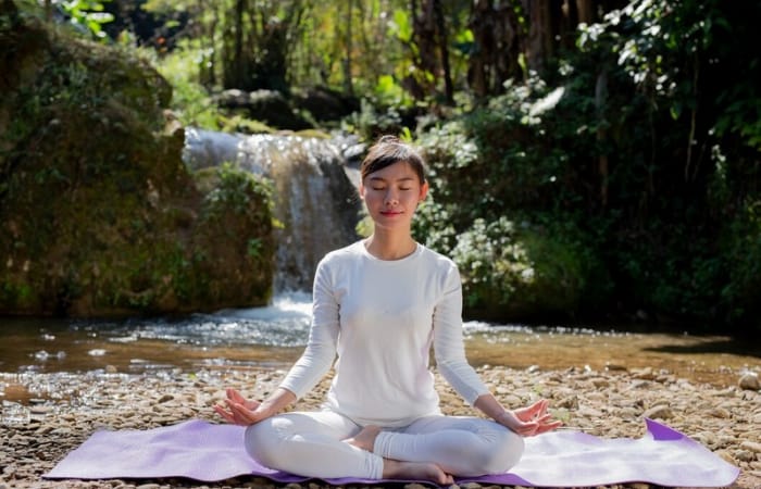 Ilustrasi perempuan melatih dan mengembangkan mindfulness dengan meditasi (freepik/jcomp) - Image