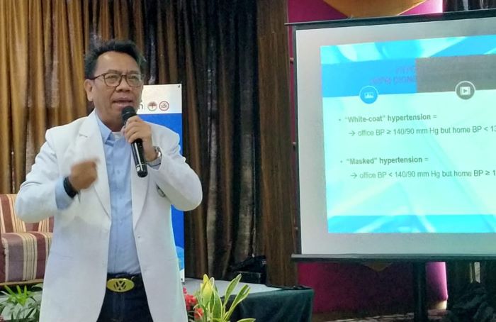 OMRON Healthcare Indonesia mendonasikan 500 alat tensi digital kepada dokter umum dan klinik. - Image