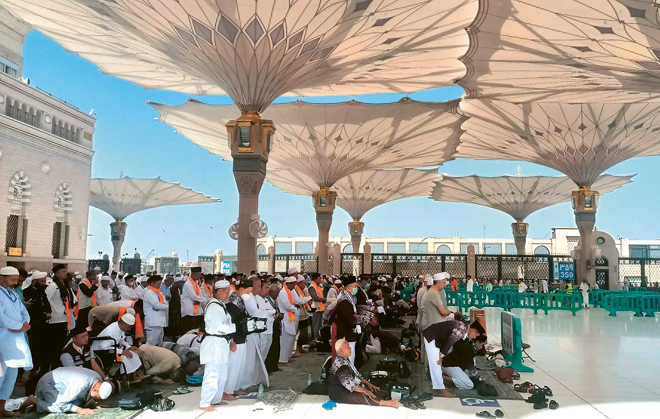JELANG ASAR: CJH Indonesia menjalankan salat sunah bersama jamaah negara lain di pelataran selatan Masjid Nabawi, Madinah, Sabtu (18/5). - Image