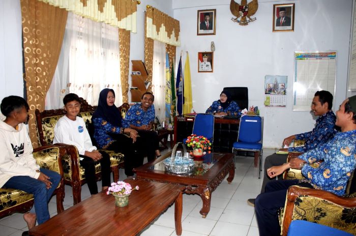 Bupati Indramayu Nina Agustina menurunkan tim menangani persoalan pelajar SMPN yang DO karena masalah biaya. - Image