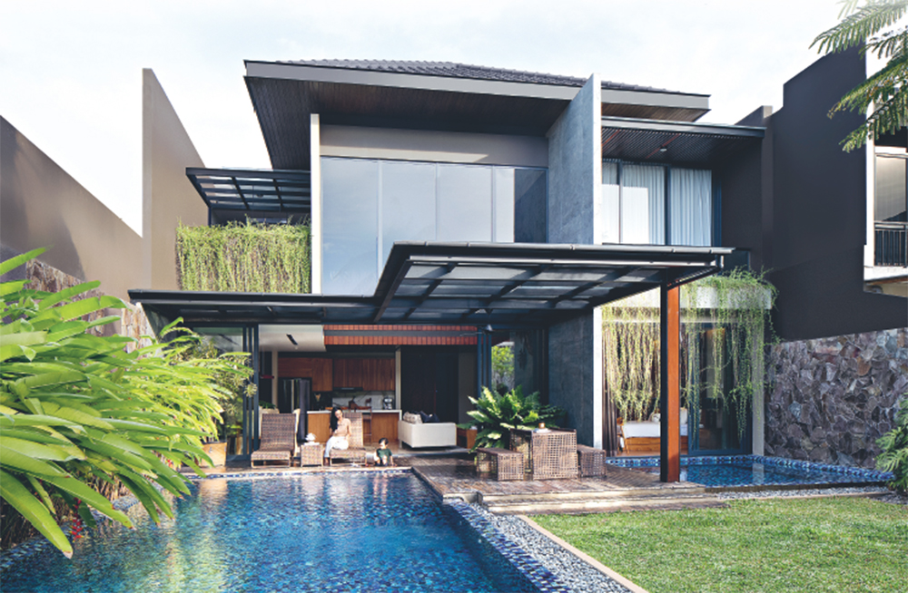 FOCAL POINT: Kolam renang dan taman belakang menjadi "jantung" NG House. Setiap ruangan mendapatkan view ke area ini. - Image