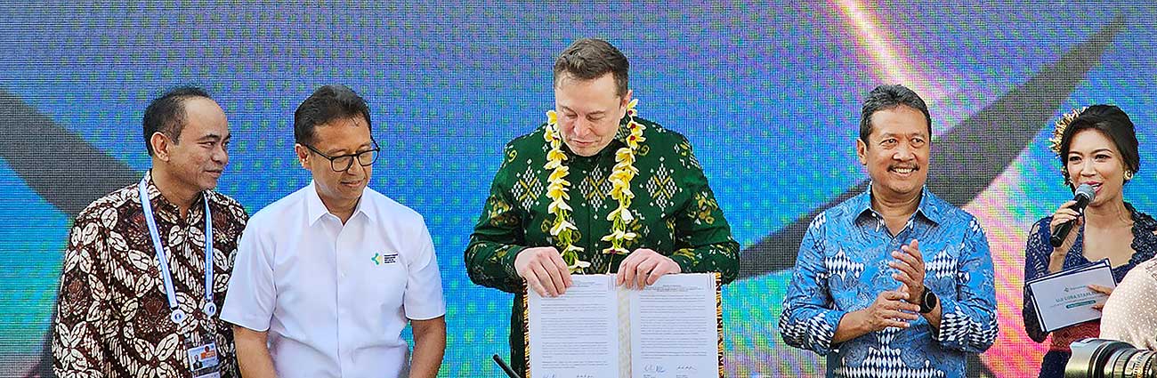 BANGUN KONEKTIVITAS: Menkominfo Budi Arie Setiadi (kiri) dan Elon Musk (tengah) di Denpasar Minggu (19/5). - Image