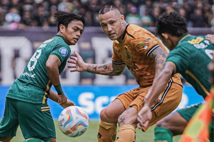 POTENSIAL: Andre Oktaviansyah (kiri) punya catatan yang cukup tinggi untuk ball recovery dan akurasi passing yang bisa dimaksimalkan Persebaya musim depan. (Instagram Andre Oktaviansyah) - Image