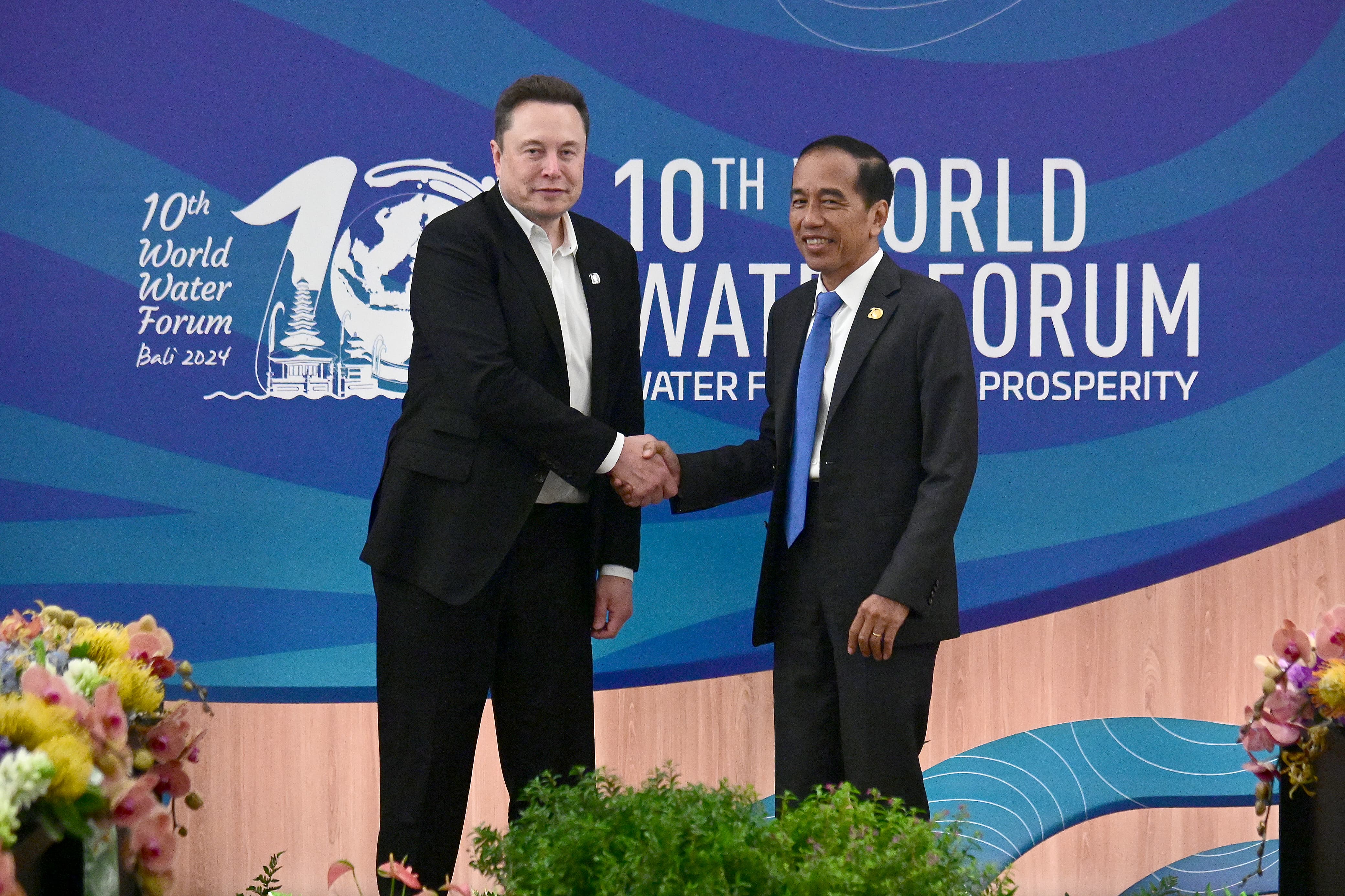 Presiden Joko Widodo (Jokowi) bertemu dengan CEO SpaceX dan Tesla, Elon Musk di sela-sela Konferensi Tingkat Tinggi (KTT) World Water Forum (WWF) ke-10 yang berlangsung di BICC, Bali. (Setpres) - Image