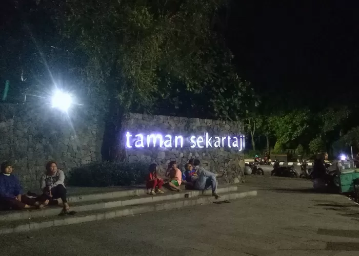 Taman Sekartaji Kota Kediri menjadi area yang disalah gunakan oleh muda-mudi pelajar untuk melanggar Norma Asusila. (Humas.polri.go.id) - Image