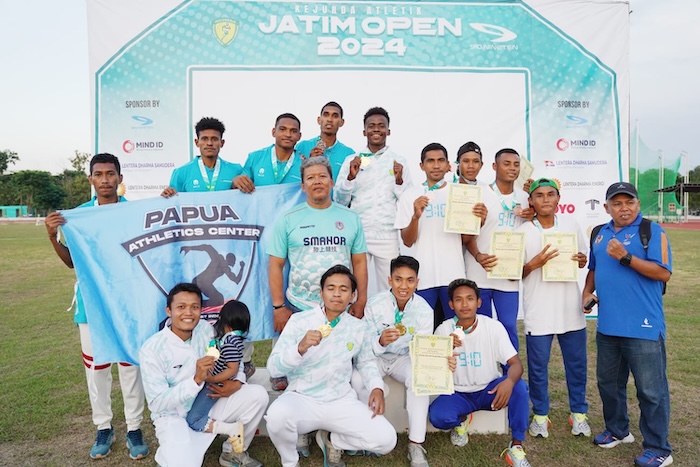 Atlet-atlet dari tim Papua Athletics Center (PAC) berhasil menunjukkan prestasi gemilang dalam ajang Kejuaraan Daerah (Kejurda) Atletik Jatim Open 2024 yang berlangsung di Stadion Oentoeng Poedjadi. - Image