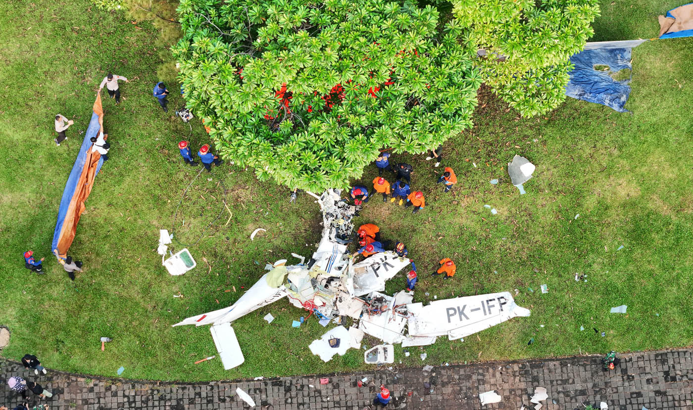 Penampakan badan pesawat latih Cessna 2006 dengan nomor registrasi PK-IFP milik Indonesia Flying Club (Perkumpulan Penerbang Indonesia) yang diambil dari udara di kawasan BSD, Tangerang Selatan, Banten, Minggu (19/5/2024). Dilaporkan tiga orang korban men - Image