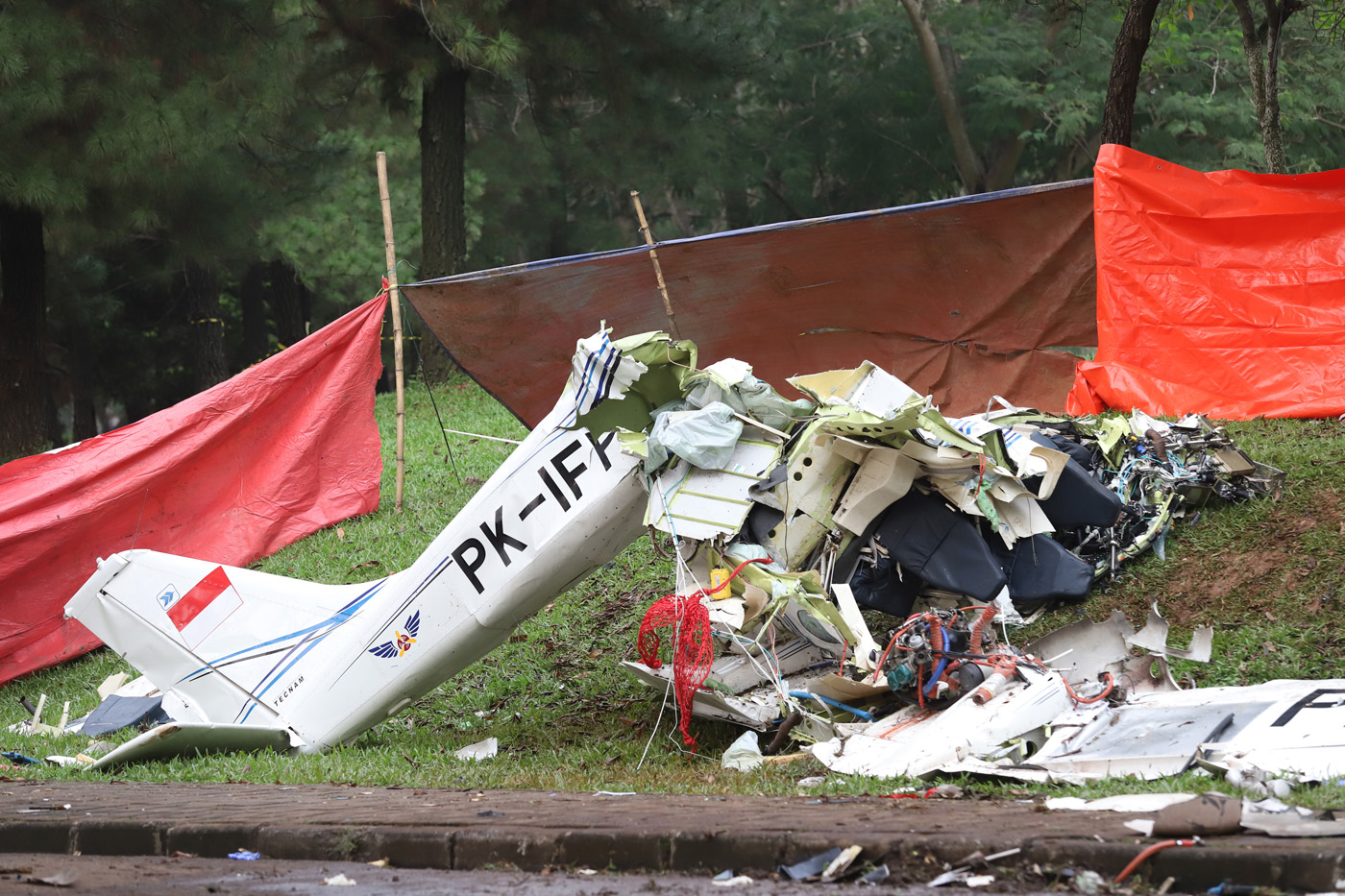 Pesawat latih Tecnam P2006T dengan nomor registrasi PK-IFP milik Indonesia Flying Club (Perkumpulan Penerbang Indonesia) di kawasan BSD, Tangerang Selatan, Banten, Minggu (19/5/2024). Dilaporkan tiga orang korban meninggal dunia atas insiden tersebut. - Image