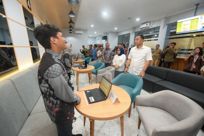 Wali Kota Surabaya Eri Cahyadi meresmikan dua fasilitas baru. Yakni Sentra Pelayanan Publik (SPP) dan Wisata Rakyat di Nambangan. - Image